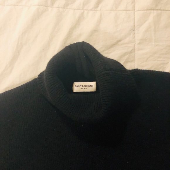 ROLL NECK SWEATER IN A BLACK FINE GAUGE CASHMERE